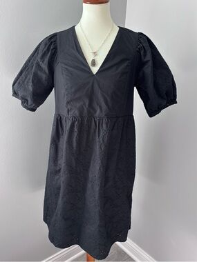 Black Old Navy V-Neck Eyelet Puff Sleeve Dress